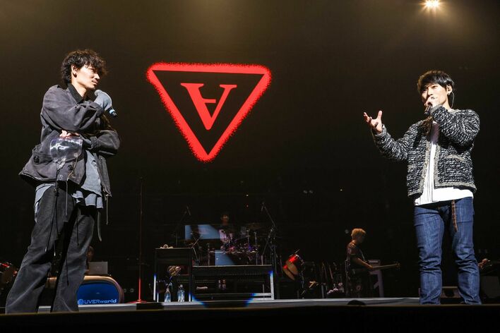 綾野剛がUVERworldのライブにサプライズ登場！『アバランチ』の主題歌「AVALANCHE」初披露を援護射撃
