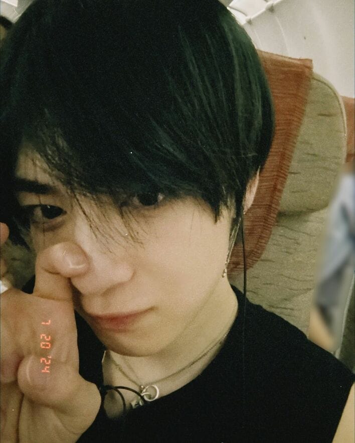 INI 佐野雄大 悲しげな表情の幼少期ショット公開 新紙幣での悲しい