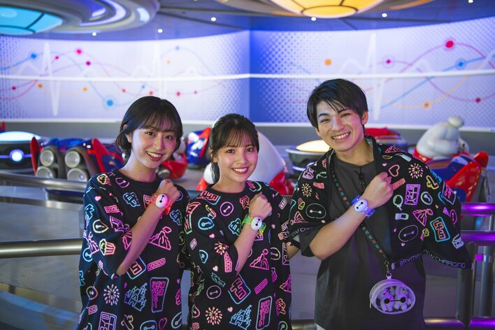 ディズニーで“光るベイマックスグッズ”登場！甘いひんやりメニューも新