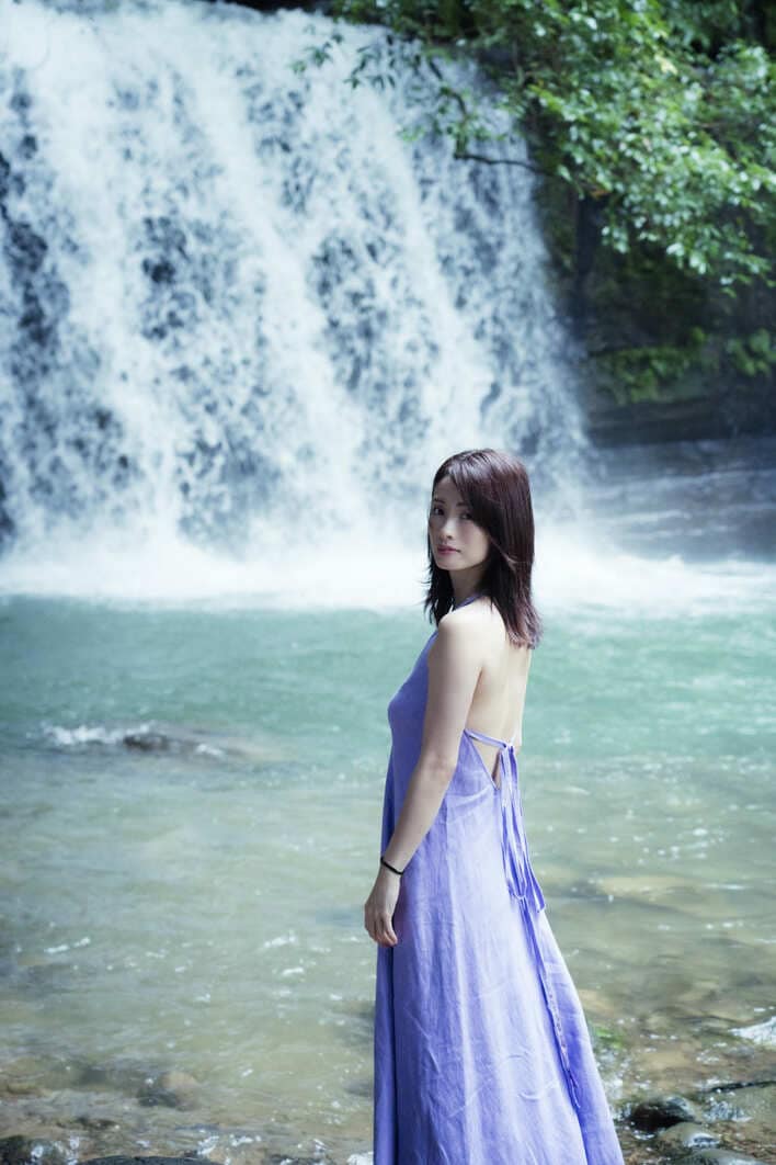 先行カット解禁】3児の母・上戸彩(39) 15年ぶりの写真集発売！はじける