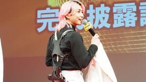 Snow Man・佐久間大介“伝説の殺し屋”の凄みを出すため、自宅で銃の構え方を練習！初主演映画の舞台挨拶に自前のホルスター装着で登場