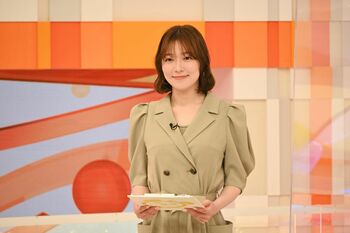 阿部華也子 スタジオで投げキッス！「心臓バクバク」メインキャスター初日に密着