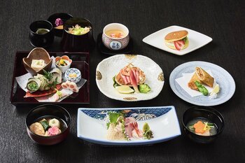 わずか2か月の旬味！「香箱蟹」を贅沢に味わい尽くす至福の蟹料理。ズワイ蟹漁解禁日の11月7日(土)より期間限定「香箱蟹会席」を提供開始