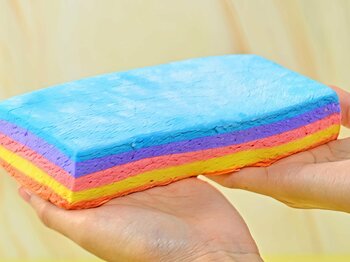 両手いっぱいの虹を“はむっ”とほおばる夢の体験。国産ならではの至福の「ふわもち」食感を追求した特大スイーツ『レインボーピロー』が3月20日より全国発売