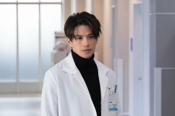 森崎ウィンが第4話に天才心臓血管外科医役で出演！超ハイスペック＆独特のウィスパーボイスに湖音波（橋本環奈）はイライラ『ヤンドク！』