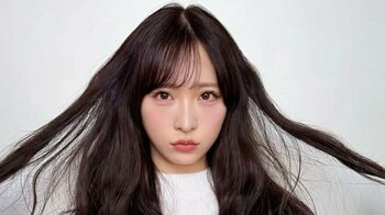AKB48小栗有以 ミニスカ×黒タイツコーデで美脚披露！フワッとなびくスカートが「脚をすらっと見せてくれる」というお気に入りコーデにファン悶絶
