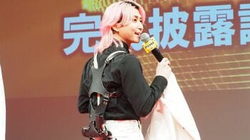 Snow Man・佐久間大介“伝説の殺し屋”の凄みを出すため、自宅で銃の構え方を練習！初主演映画の舞台挨拶に自前のホルスター装着で登場