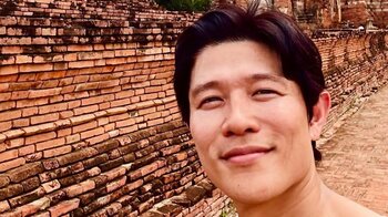 鈴木亮平“憧れの場所” タイの古都・アユタヤで自撮り！リラックス感漂う爽やか笑顔に「優しいお顔に癒されました」「世界遺産が本当に似合う」