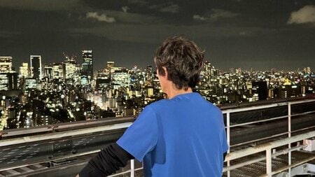 江口洋介 何を思う？夜景を見つめるバックショットにSNS興奮「背中！！背中ぁぁ！！」「背中まで渋い」救命病棟24時』
