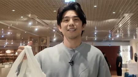 中尾明慶 “スタイル良くてオシャレ”な母の姿を公開！終始楽しそうに買い物をする母を見守る様子に「なんて優しい息子」と反響