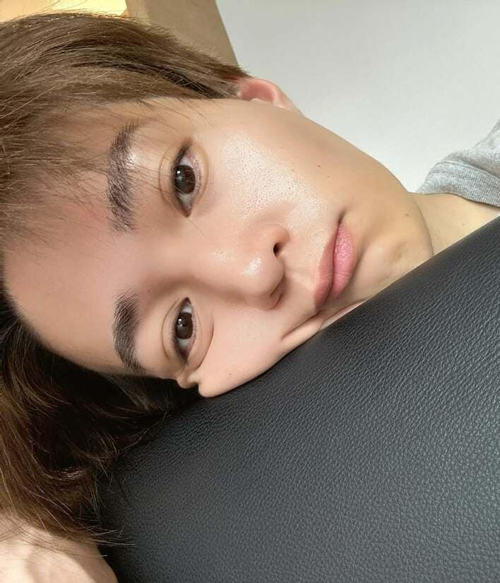 【画像4枚】「ビジュえぐいって！」八木勇征の“すっぴん”&ノーセット姿の寝起き風ショットを見る