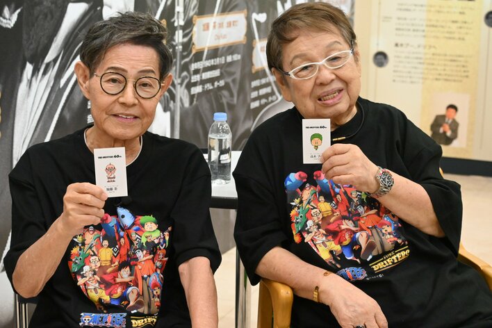 【写真】ファンへ名刺を配りながら交流する加藤茶と高木ブーの写真を見る