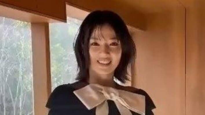 【画像6枚】「脚長い」石井杏奈 すらりと伸びた”美脚”際立つ1枚を公開！黒のミニドレス×ピンクミュールでクロスしたポージングを見る