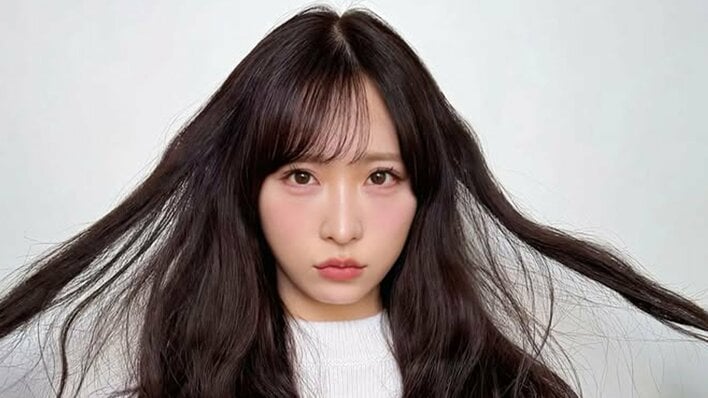 AKB48小栗有以 ミニスカ×黒タイツコーデで美脚披露！フワッとなびくスカートが「脚をすらっと見せてくれる」というお気に入りコーデにファン悶絶