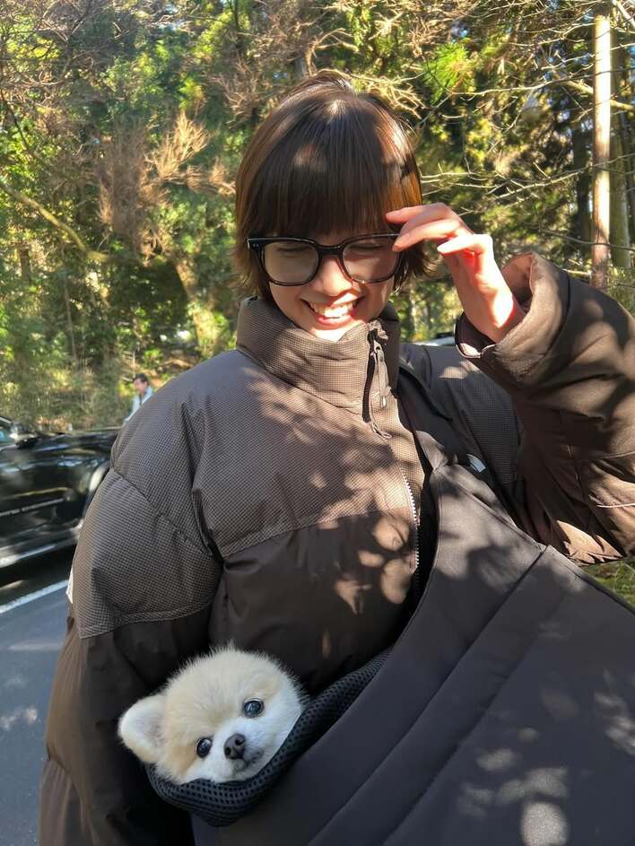 佐藤栞里 愛犬とのショットが“そっくり”と話題！箱根旅行で自然に囲ま