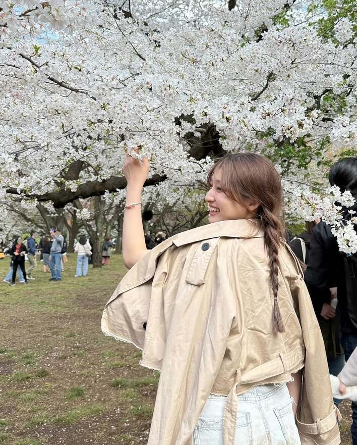 ビジュ爆発して最高！」吉川愛 三つ編み×春コーデでお花見満喫ショット
