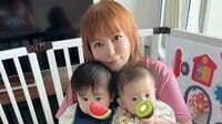 中川翔子 “双子タンデム抱っこ”でたくましい母の顔！ぐんぐん成長する2人に「個性も好みも全く違いますな」