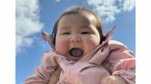 お兄ちゃんの所へ行きたい！生後8ヵ月の女の子が小さな段差で奮闘する姿に反響「お尻フリフリ可愛い」「成長の一歩！」【激かわキッズ奇跡の瞬間】