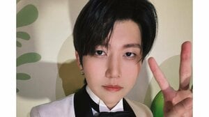 「何か違うって二度見」ミセス・若井滉斗 タキシード＆学ラン姿を公開！「まぶた操れるのうらやましい」表情に反響集まるオフショット披露