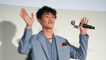 Snow Man・岩本照 舞台挨拶に復帰「僕は元気です、お待たせ」