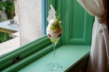 【京都・ホテル長楽館】国指定重要文化財の洋館で味わう、夏限定「シャインマスカットとダージリンのパフェ」