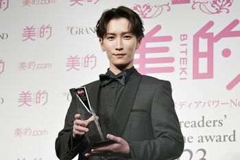渡辺翔太「ベストビューティマン」2年連続受賞！コスメ企業と目が合い「契約決定ですか？」とニヤリ