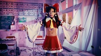 西川貴教、巫女風コスプレでワイヤーアクションを披露！