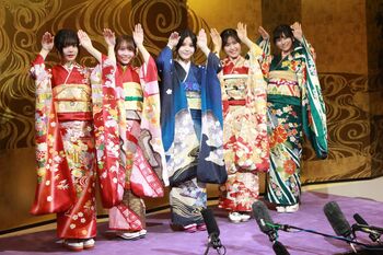 乃木坂46“ぴょんぴょん世代”が誕生！伊藤理々杏、うさ耳ポーズを決め照れ笑い