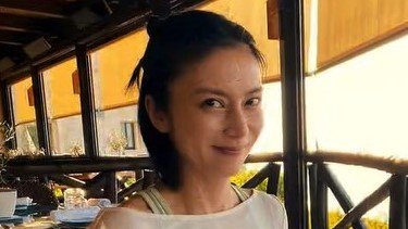 「映画の1シーンみたい」柴咲コウ イタリア旅行を満喫！海が臨める広々プールを泳ぐ姿や腹筋＆美脚際立つコーデに「スタイル良すぎ」<br />