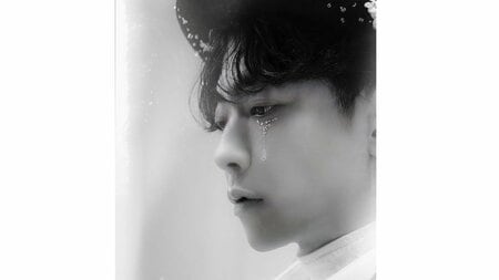 佐藤健 MISAMOと共演で話題の“猫耳×しっぽ姿”を披露！幻想的な表情や犬と戯れる自然体な撮影オフショットにファン歓喜「ドキッとしました」