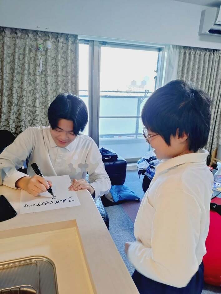 【画像】「お宝になるかも」山田花子 “あるもの”をおねだりする弟に照れ笑いで応える兄の姿を見る