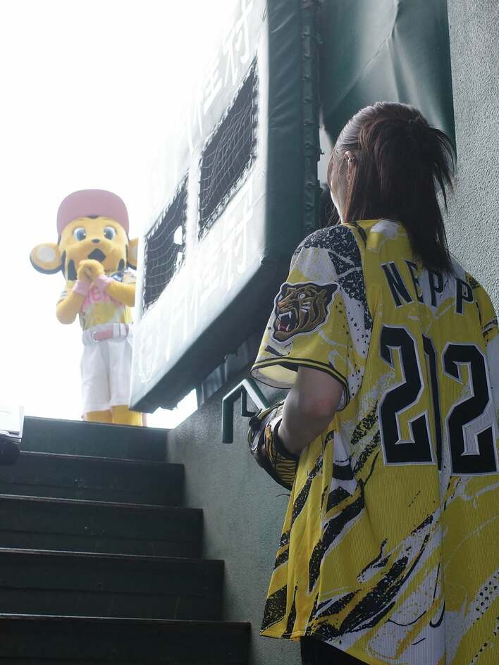 山本彩 ユニフォーム姿で笑顔の投球練習！甲子園での始球式の裏側で