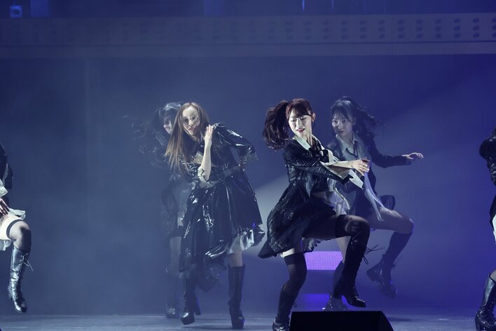 板野友美へそ出しミニスカ衣装で『ツンデレ！』披露「みんな性格も外見