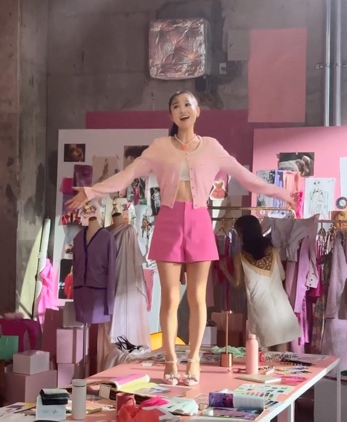 お人形さんみたい」西野カナ “6変化”する新曲MVオフショ公開！美脚