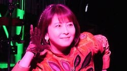 森高千里(56) ミニスカ＆ロングブーツ衣装で“絶対領域”を披露！ツアー千秋楽ライブショットで変わらぬスタイル「一生『オバさん』にならない人」