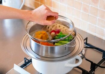 “洗える”せいろで蒸し料理をもっと手軽に！竹せいろのお悩みを解消する“ステンレス”せいろ新登場