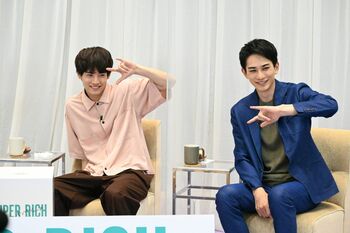 赤楚衛二の小ボケに町田啓太がツッコミ、江口のりこも吹き出す『SUPER RICH』ライブ配信イベントの裏側