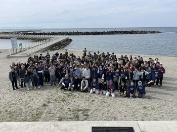 音楽・ダンスの専門学校生200名がSDGsを"体験"で学ぶ　日和山海岸での清掃活動＋大学講義を実施