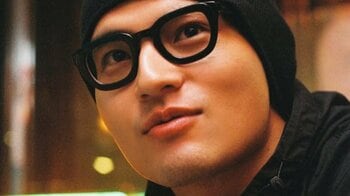 「隠しきれない顔面強！！！」水上恒司 サングラスで繁華街歩くナチュラルな姿公開 モノクロの最新ショットにファンもん絶