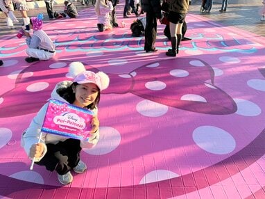 シンデレラ城がピンクに染まる！？幻想的な夜の演出や大きなリボンの