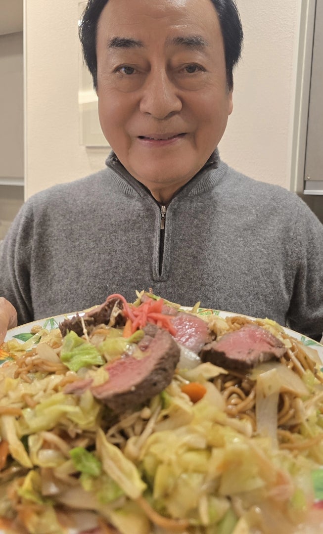 【画像】具だくさんすぎて麺が見えない！？高橋英樹が披露した厚切りローストビーフ入りの贅沢焼きそばを見る