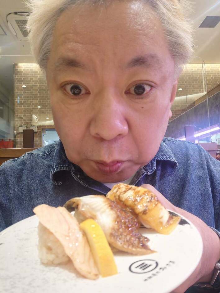 【画像7枚】「いつ見ても素敵なご家族」」鈴木おさむ 妻・大島美幸&息子と並んだ幸せ3ショットを見る