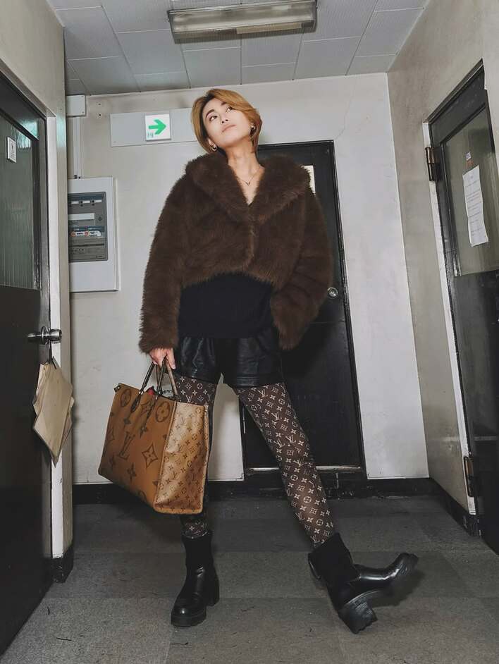 【画像11枚】「足長い」と反響も！氷川きよし ショーパン×ヴィトンタイツのゴージャスコーデを見る