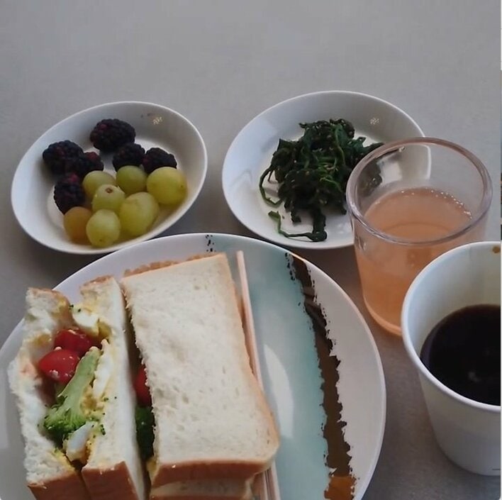 【画像】「抜群に美味しい」秋野暢子 目の前に海広がる高層階ベランダでモーニング！具材ゴロゴロのハワイのサンドイッチを見る