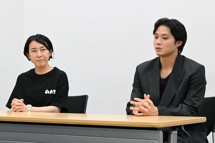 【画像5枚】磯村勇斗×大森美香『僕達はまだその星の校則を知らない』の写真を見る