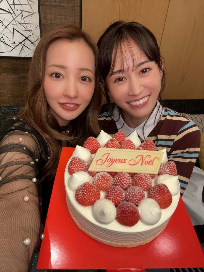 前田敦子＆板野友美「神過ぎる」2S公開！キュートなウインクや互いに頬