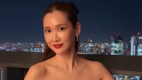 紗栄子 肩からデコルテまで大胆肌見せ！優美な黒ドレスで夜景をバッグ