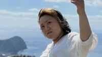 バービー 夫＆2歳娘と大自然での3ショット披露！「清涼飲料水のCM？」“爽やかすぎる”八丈島の景色をバックに風に吹かれる姿も