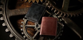 【ココマイスター】紳士物専門の職人らしい重厚感をある作りを生かしながら、現代にピッタリのスマートフォルムが魅力の財布“カーリン Curlin”が新発売