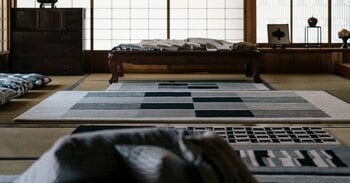 【CHITEN SHOP】約2億5,000万年前の隠岐片麻岩から生まれた椅子「Kamaboco」× MALTOWAのラグ。CHITEN SHOPで特別展示・コラボレーション作品を公開